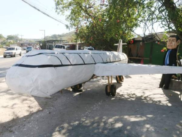 En la periferia sur de Comayagüela los “monigotes” que representan al presidente Juan Orlando Hernández su hermano Antonio Hernández y el secretario Ebal Díaz reposan junto a un avión que representa los extraditados. Foto: Efraín Salgado/EL HERALDO