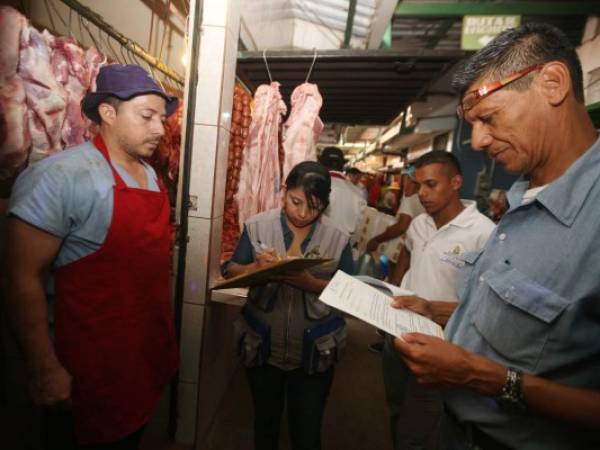 Personal de la Dirección de Protección al Consumidor realizó operativos ayer en la Feria del Agricultor y el jueves la inspección fue en el mercado Zonal Belén de la capital.