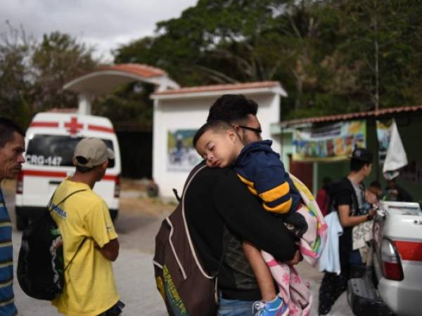 A pesar de las advertencias de Donald Trump, de no permitir la migración irregular, esta es la tercera caravana de hondureños que emprende ese largo viaje a pie. Foto / AFP