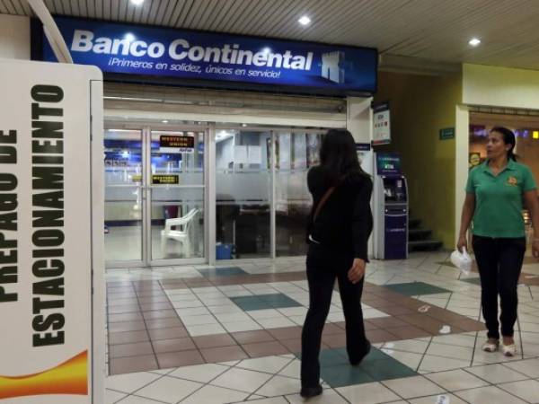 Las oficinas de Banco Continental comenzaron ayer a ser visitadas por sus clientes para realizar consultas de su situación con Bancon y así posteriormente restituir los depósitos.