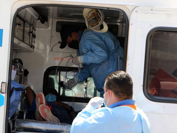 Los pacientes que ingresan a los centros de triaje y son referidos a un hospital, son trasladados en ambulancias gestionadas por médicos.