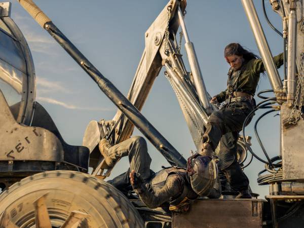 El War Rig en “Furiosa” fue construido para facilitar tomas específicas. Anya Taylor-Joy (Furiosa) en el vehículo.