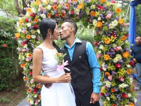 El orgulloso esposo, confesó que el amor comenzó a florecer en cada una de las fiestas en las que la sacó de la mano, a bailar (Fotos: Johny Magallanes).