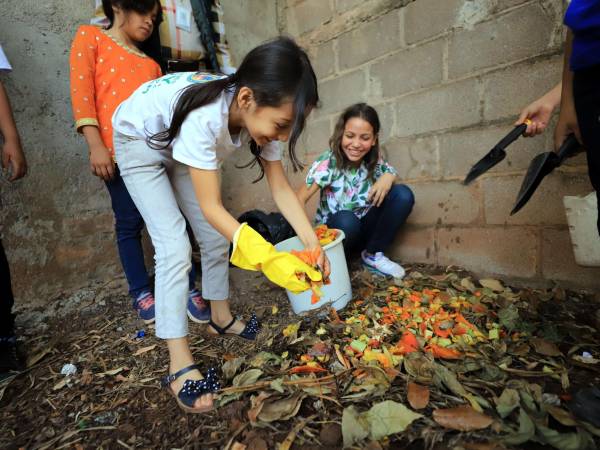 Llenos de alegría y pasión, los niños disfrutaron de un tiempo en donde elaboraron el compost para sus árboles.