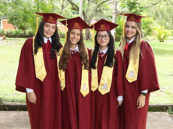 Heisy Navarro, Astrid Vásquez, Eva Yan y Lindsay Martínez.