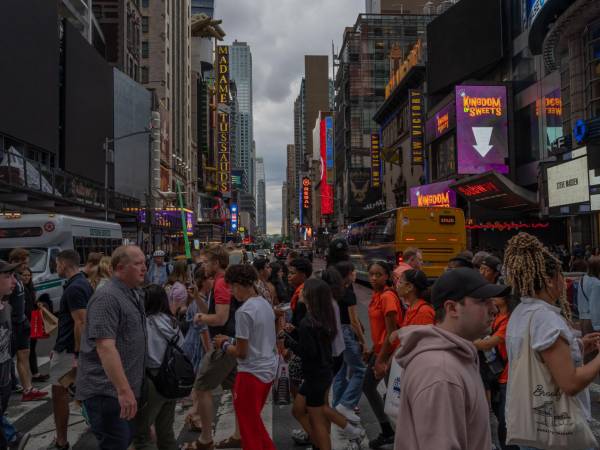 En una encuesta esta primavera, el 59 por ciento de las personas dijo creer que la pandemia de coronavirus había terminado en Estados Unidos. Times Square de Nueva York estuvo lleno de visitantes en junio.