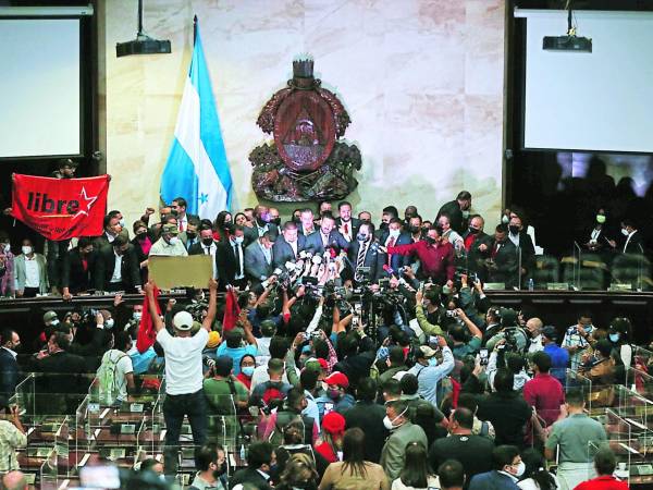 La crisis en el Congreso Nacional comenzó el 21 de enero cuando las bancadas se reunieron en sesiones preparatorias donde el disidente Jorge Cálix recibió el respaldo del PN para presidir junta directiva.