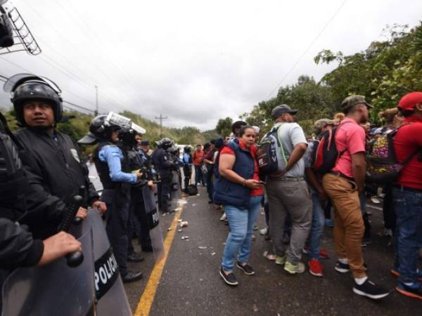 Unos 300 migrantes permanecen en territorio hondureño porque las autoridades migratorias del país no extendieron pases para entrar a Guatemala. Foto / AFP