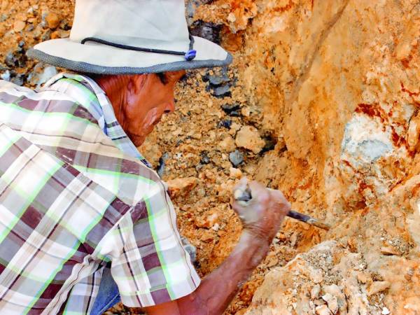 Por decreto legislativo, los habitantes de los municipios de Erandique y San Andrés son los únicos que pueden explotar el ópalo.