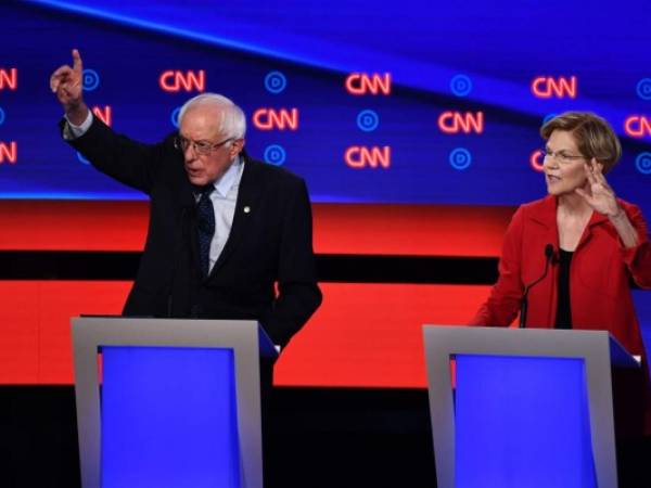 Los aspirantes presidenciales demócratas, el senador estadounidense de Massachusetts Elizabeth Warren (R) y el senador estadounidense de Vermont Bernie Sanders hacen un gesto durante la primera ronda del segundo debate primario demócrata de la temporada de campaña presidencial 2020 organizada por CNN en el Fox Theatre de Detroit, Michigan, el 30 de julio , 2019. (Foto por Brendan Smialowski / AFP)