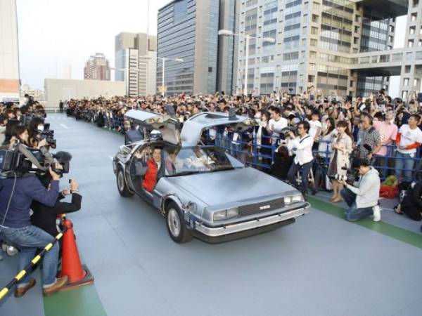 Un automóvil DeLorean como el de 'Come Back to the Future' movido por etanol producto de ropa reciclada, es una de las grandes atracciones.