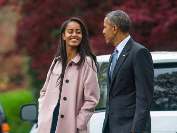 Malia junto a su padre, el expresidente de los Estados Unidos, Barack Obama.