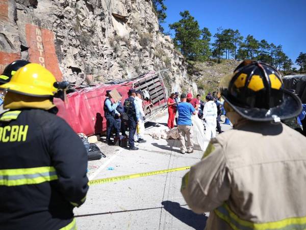 La Dirección Nacional de Vialidad y Transporte realiza en la escena del accidente las investigaciones para determinar qué provocó el fatal volcamiento de la unidad de transporte que viajaba desde Tegucigalpa con destino a Choluteca. Preliminarmente, se conoció que marcas en el pavimento podrían indicar un exceso de velocidad involucrado en la tragedia.