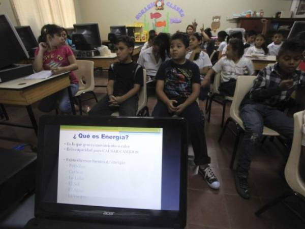 Los niños escucharon atentos la disertación del ingeniero Flores.