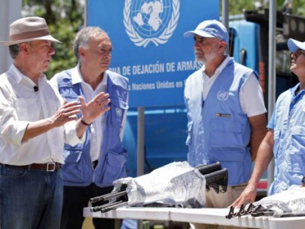 El presidente colombiano Juan Manuel Santos habla con los observadores de la misión de la ONU en Colombia que supervisaron el desarme. Se reunieron antes de cerrar el último contenedor con armas entregadas por Las Fuerzas Armadas Revolucionarias de Colombia. (Foto: AFP/ El Heraldo Honduras/ Noticias de Honduras)