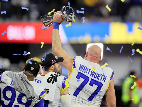 Momento en que el equipo recibe el trofeo del Super Bowl.