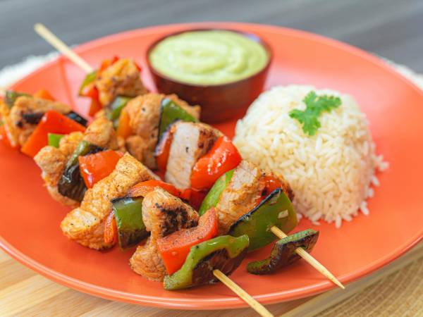 Pinchos de cerdo ranchero con salsa de aguacate y más ricuras