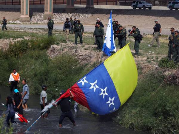 Un centenar de migrantes venezolanos, hondureños y de otros países de Centroamérica que protestaban este lunes en la frontera norte de México fueron recibidos con balas de goma disparadas por agentes de la patrulla fronteriza desde Estados Unidos, acción que fue rechazada por el gobierno mexicano. Aquí los detalles de este hecho.