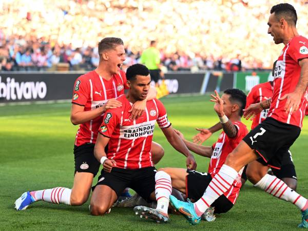 Joey Veerman del PSV, Cody Gakpo, Mauro Junior Jordan Teze y Eran Zahavi celebran el gol del 2-1 durante el partido de la final de la Copa KNVB de Holanda entre el PSV Eindhoven y el Ajax de Ámsterdam en el Stadion de Kuip en Rotterdam.