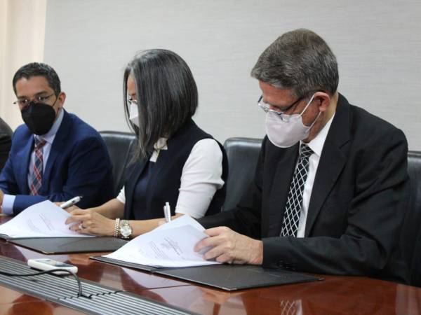 Momento en que el ministro de Salud y la directora ejecutiva del CNA firmaban el convenio de veeduría.