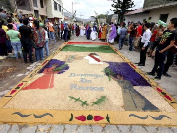 El centro histórico de Tegucigalpa revive la tradición con su espectacular tapete de 600 metros de longitud.