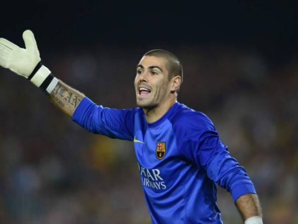 El exportero del Barcelona, Víctor Valdés, firma por un año y medio con el Manchester United.