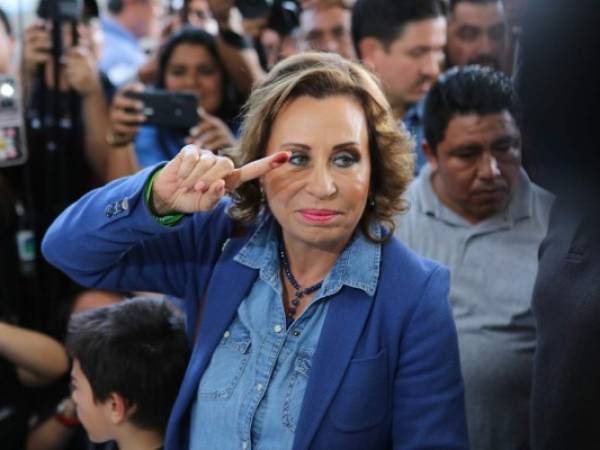 Sandra Torres después de haber ejercido el sufragio en las pasadas elecciones. La excandidata fue detenida esta mañana por cargos de corrupción en Guatemala. Foto: AP.