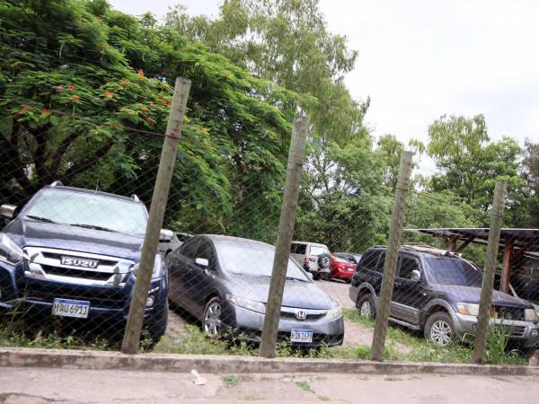 La mayoría de parqueos cobran más allá del servicio prestado. Hay rótulos que establecen que no se hacen responsables por daños.