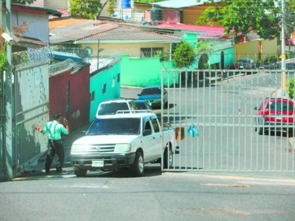 Los circuitos de la colonia San Ángel deben abrirse para dar paso a la carga vehicular que se conduce al anillo periférico.