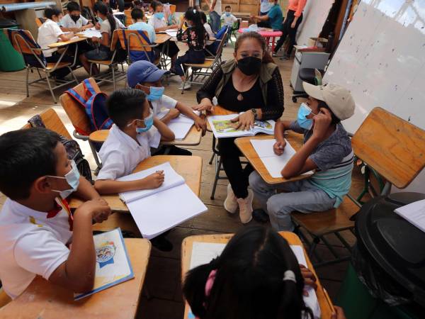 Erika Figueroa es la única docente en la escuela Zurzular, uno de las 6,576 centros educativos uni y bidocentes del país.