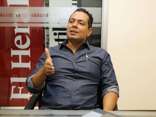 Alex Mejía, el ingeniero industrial que materializó la idea de Taxi Express, empresa con galardones internacionales (World Confederation of Businesses ) y nacionales (Cámara de Comercio e Industria de Tegucigalpa)