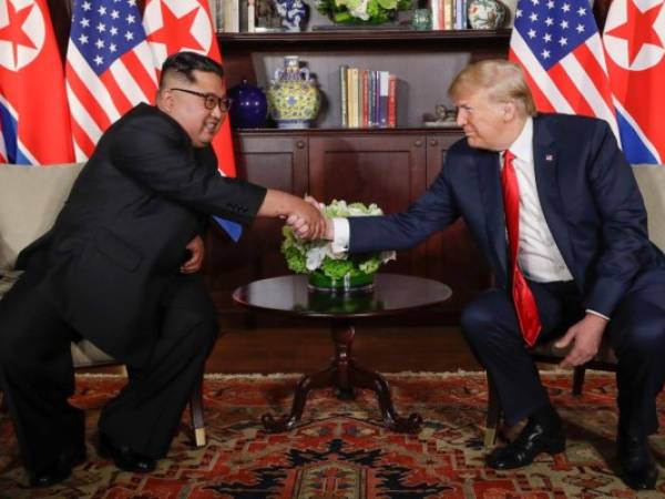 Donald Trump y Kim Jong Un se dieron este martes un histórico apretón de manos, el primero entre un presidente estadounidense en activo y un líder norcoreano.