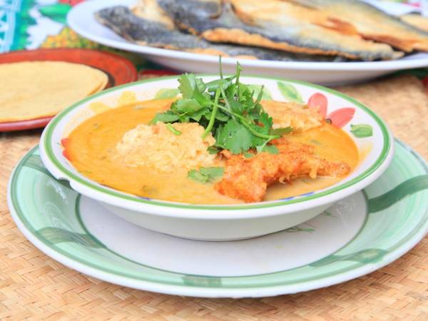 Puedes acompañar la sopa de pescado con arroz blanco, tortillas, limón y una buena bebida fría a tu gusto.