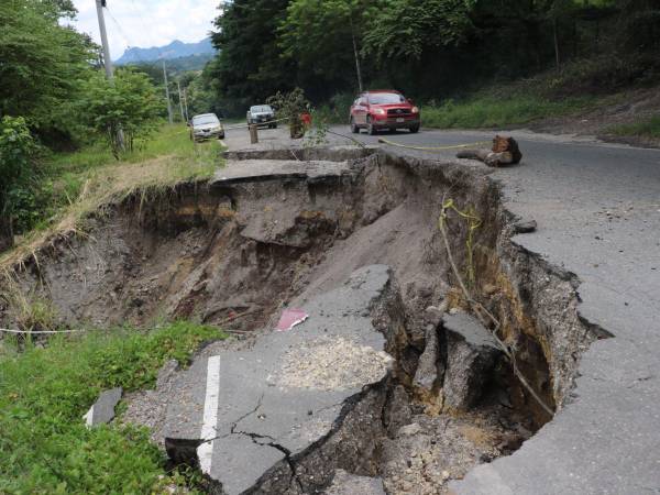 Así luce la carretera CA-11 que conduce hacia Copán Ruinas. La vía ya presentaba daños, pero las últimas lluvias aceletaron su deterioro.