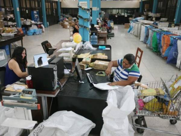 A diario se mueven unos 20,000 envíos, el 70% son paquetes. Foto: Efraín Salgado