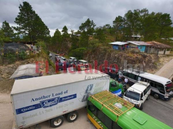 Varias horas duró la toma de una de las principales vías de la carretera de La Paz. Fotos: David Romero | EL HERALDO.