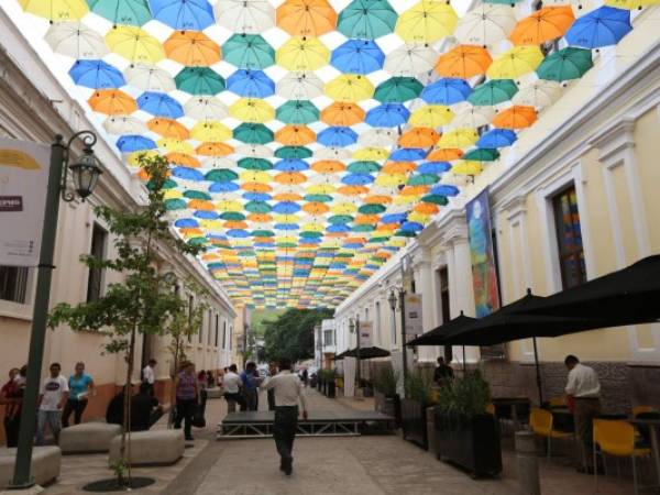 El Centro Histórico, con su más reciente proyecto de techos de sombrillas, no tiene nada que envidiarle al mundo asegura Silvestri.