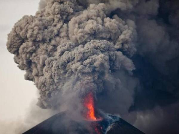 La expulsión fue gases, cenizas y rocas, cayeron en las faldas del coloso cuya columna de gases de más de 3 mil metros de altura se observaba desde la propia ciudad de León.