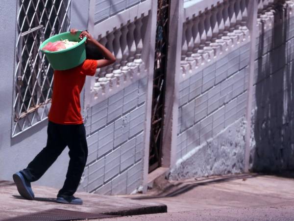 Miles de niños realizan trabajos en el sector formal e informal del país. Algunos trabajos son peligrosos y ponen en peligro su integridad física. En la capital muchos niños se dedican a vender productos.