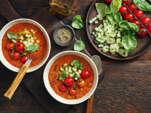 Tomate, cebolla y pepino han sido, por excelencia, los ingredientes estrella de esta preparación de origen andaluz.