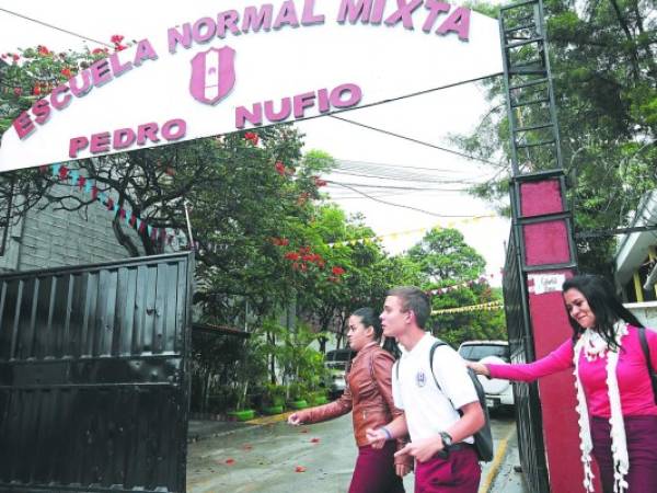 El acceso principal por donde ingresaron miles de estudiantes al centro educativo.