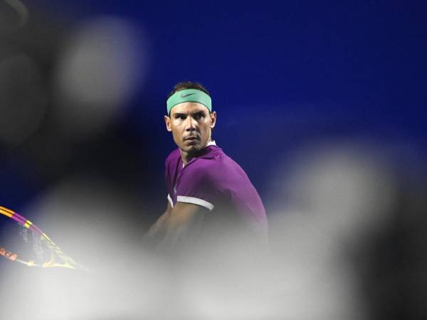 Rafael Nadal regresó a los entrenamientos el 18 de abril de 2022 tras una baja de cuatro semanas por una lesión de costillas, a poco más de un mes del Abierto de Francia en Roland Garros.