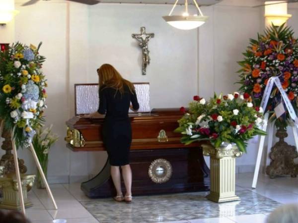 Los restos de Pompeyo del Valle fueron velados en la funeraria La Auxiliadora de Suyapa, rodeado de sus hijos, amigos y familiares. Foto: Emilio Flores / El Heraldo.