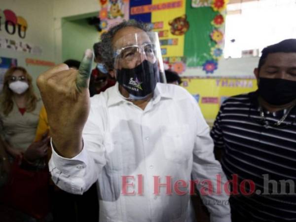 Momento cuando Nelson Ávila ejercía su voto en las elecciones primarias de 2021. Ávila se postulaba como precandidato presidencial por la corriente '5 de Julio' dentro de Libre. Foto: Emilio Flores / EL HERALDO.