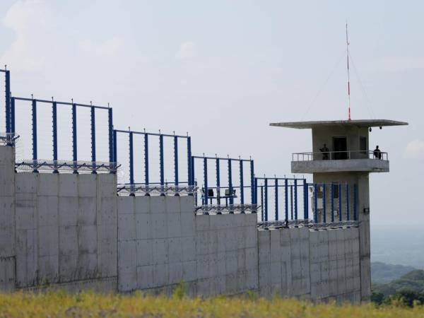 Inmensas torres de vigilancias con muros hasta de once metros con cercos eléctricos rodean las instalaciones del Centro de Confinamiento del Terrorismo.