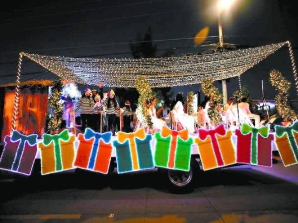 Mimos, ángeles y un coro infantil en una de las carrozas que formaron parte del desfile en el bulevar Suyapa, que marcó ayer el inicio de las celebraciones navideñas en la capital.