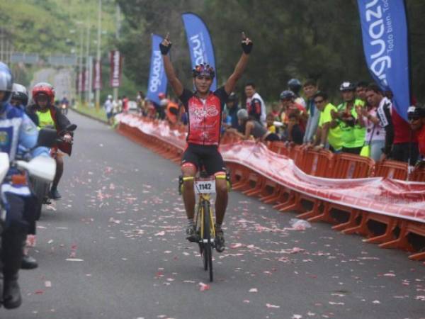 Bryan Mendoza al momento de llegar a la meta, llevándose el primer lugar en la categoría Élite. Foto: David Romero/ EL HERALDO