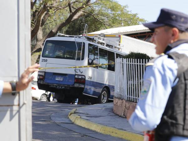 Un intento de asalto en una unidad de transporte público de la capital de Honduras dejó como resultado un elemento de la Policía Nacional muerto y otro herido. El hecho se registró en el bulevar Fuerzas Armadas, a la altura de la colonia Centroamérica.