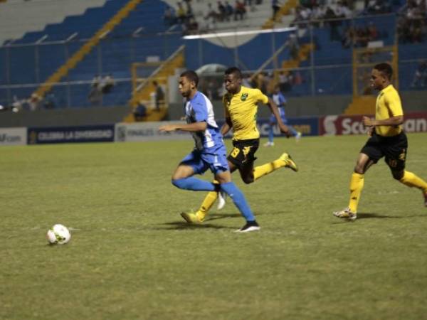 En el segundo tiempo, la juvenil de Jamaica se ha encimado sobre el terreno defendido por Honduras.