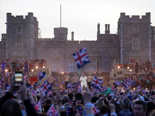 Carlos III y Camila fueron coronados reyes de Inglaterra y la pareja real decidió compartir la celebración con el pueblo británico, por lo que en los planes de la coronación el segundo día se ofreció un concierto frente al castillo de Windsor donde participaron estrellas internacionales, sin embargo quedaron fuera varios artistas británicos que se negaron a participar en el show.